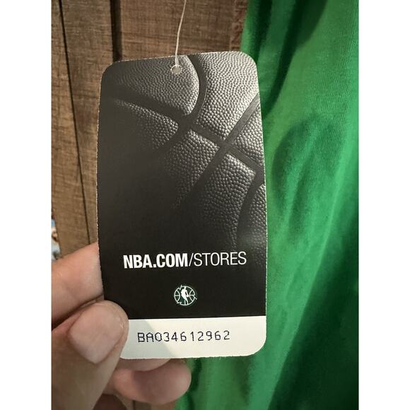 Boston Celtics NBA UNK Women’s Green Short Sleeve V-Neck T-Shirt Sz M - Picture 4 of 6